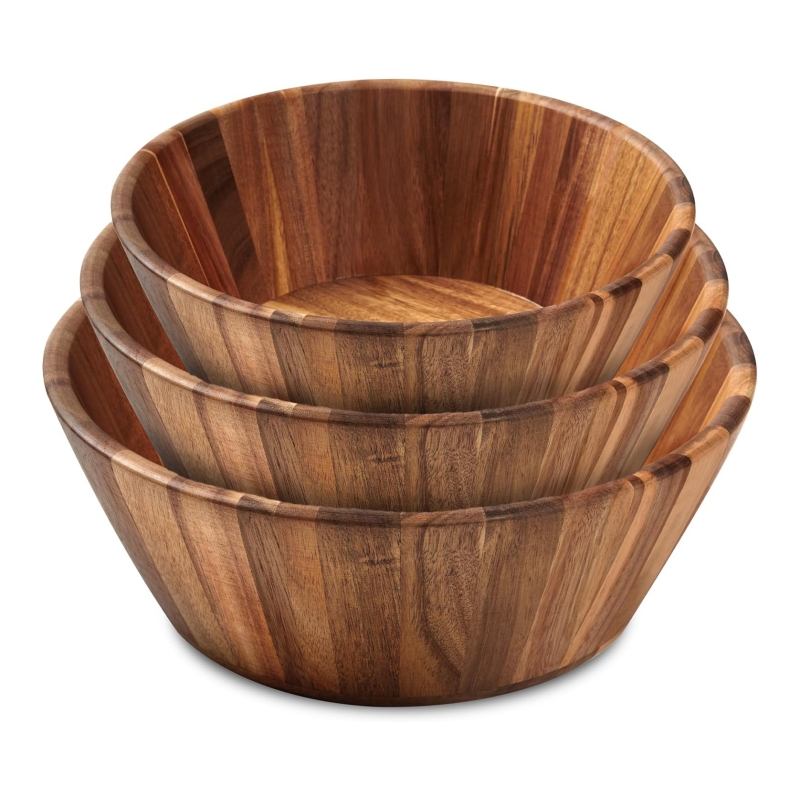 The wooden salad bowl allows you to enjoy simple and pure deliciousness