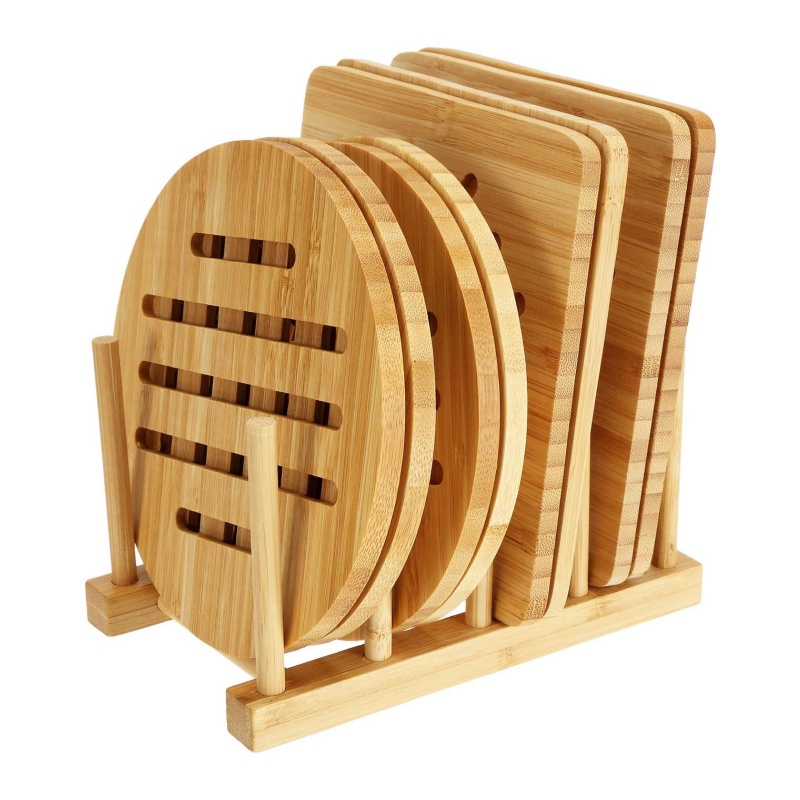 The bamboo pot mat is placed on the table to prevent scalding and slipping